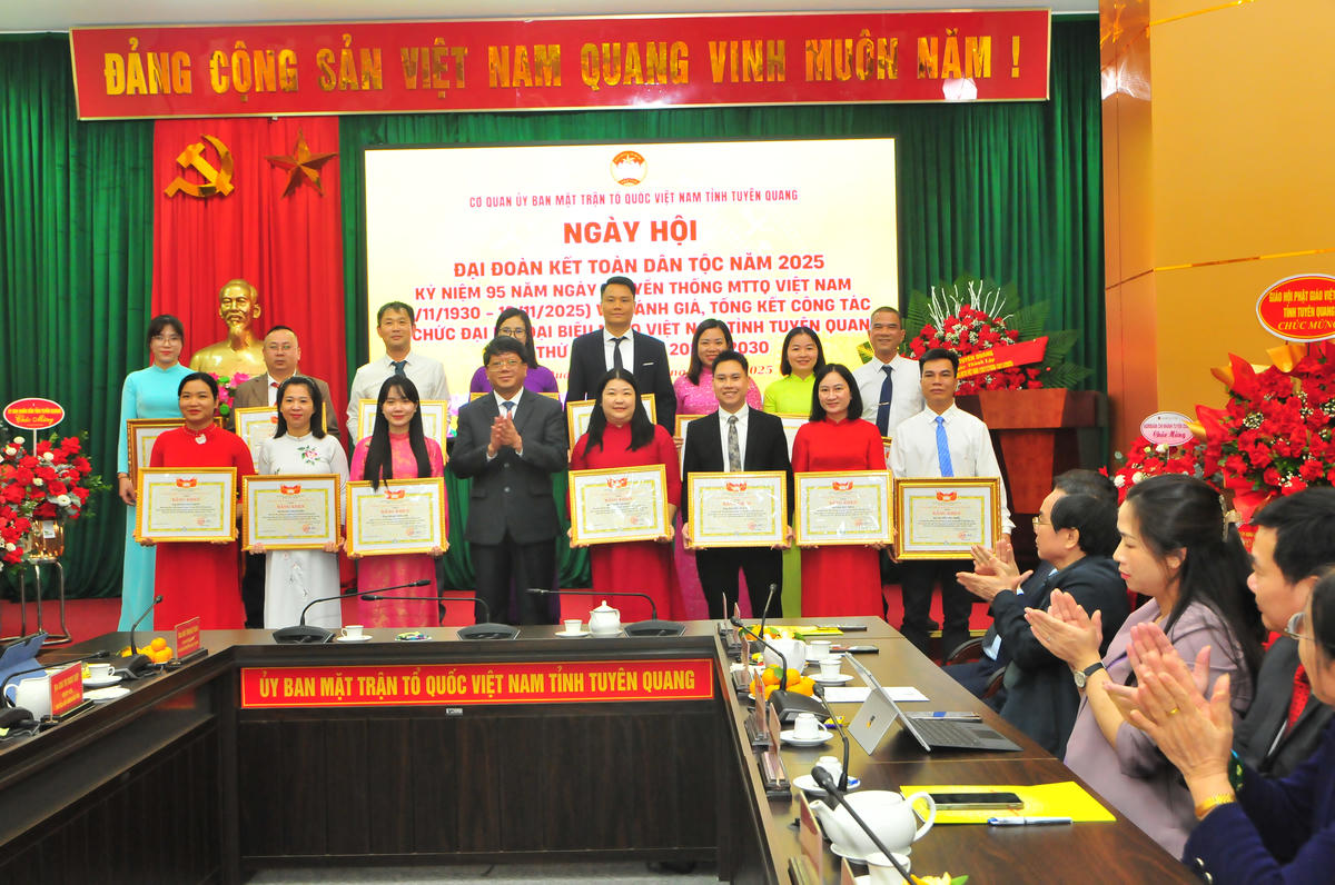 Ủy viên BTV Tỉnh ủy, Phó Chủ tịch Thường trực Ủy ban MTTQ Việt Nam tỉnh Tuyên Quang Hà Trung Kiên trao Bằng khen cho các cá nhân.. Ảnh: Xuân Trường.