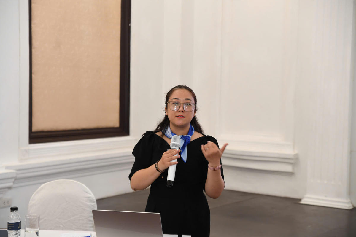 Giảng viên Lê Thị Mai Quyên, Tổng đài điện thoại quốc gia bảo vệ trẻ em - Cục Bà mẹ và Trẻ em (Bộ Y tế) nêu ra hiện trạng, những nguy cơ trẻ em phải đối diện trên môi trường mạng. Từ đó truyền tải thông điệp "Hãy cùng tạo dựng môi trường/không gian mạng lành mạnh, nơi mọi trẻ em được học tập, được vui chơi và được an toàn". Ảnh: P. Sỹ.