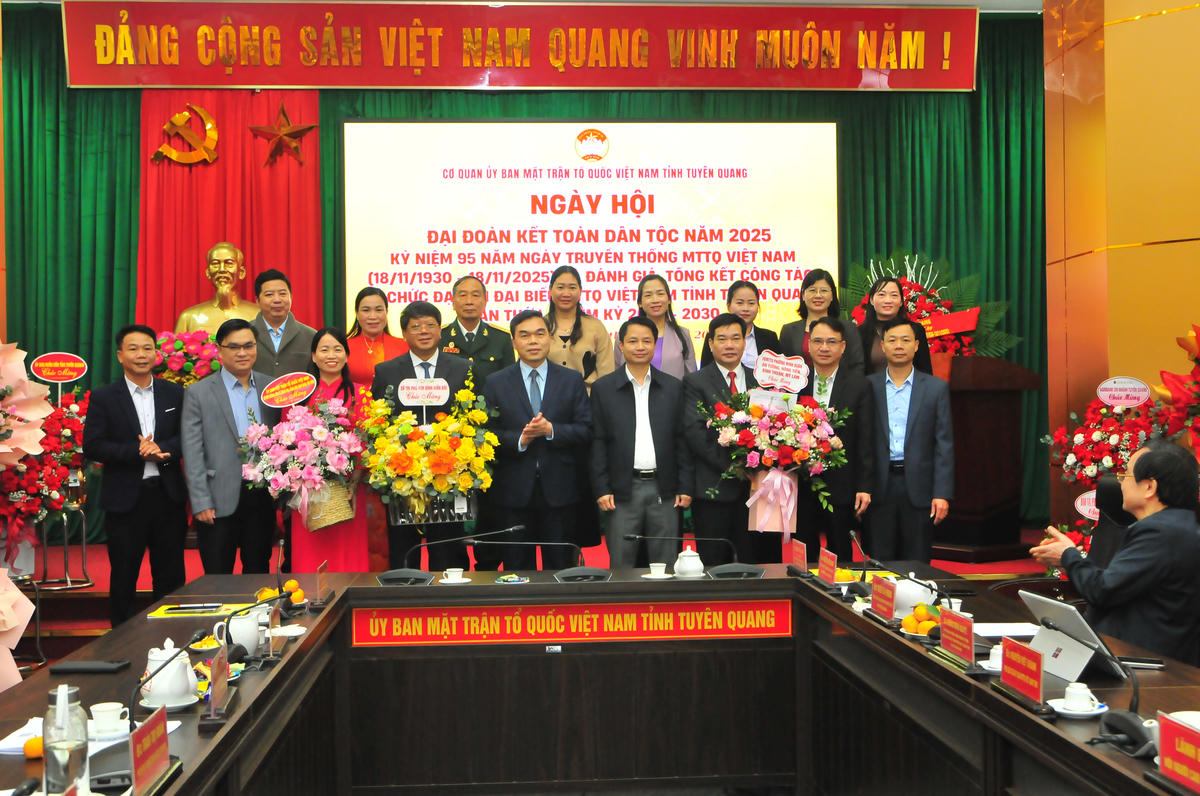 Đại biểu các xã, phường đến dự và tặng hoa chúc mừng Ngày hội. Ảnh: Xuân Trường.