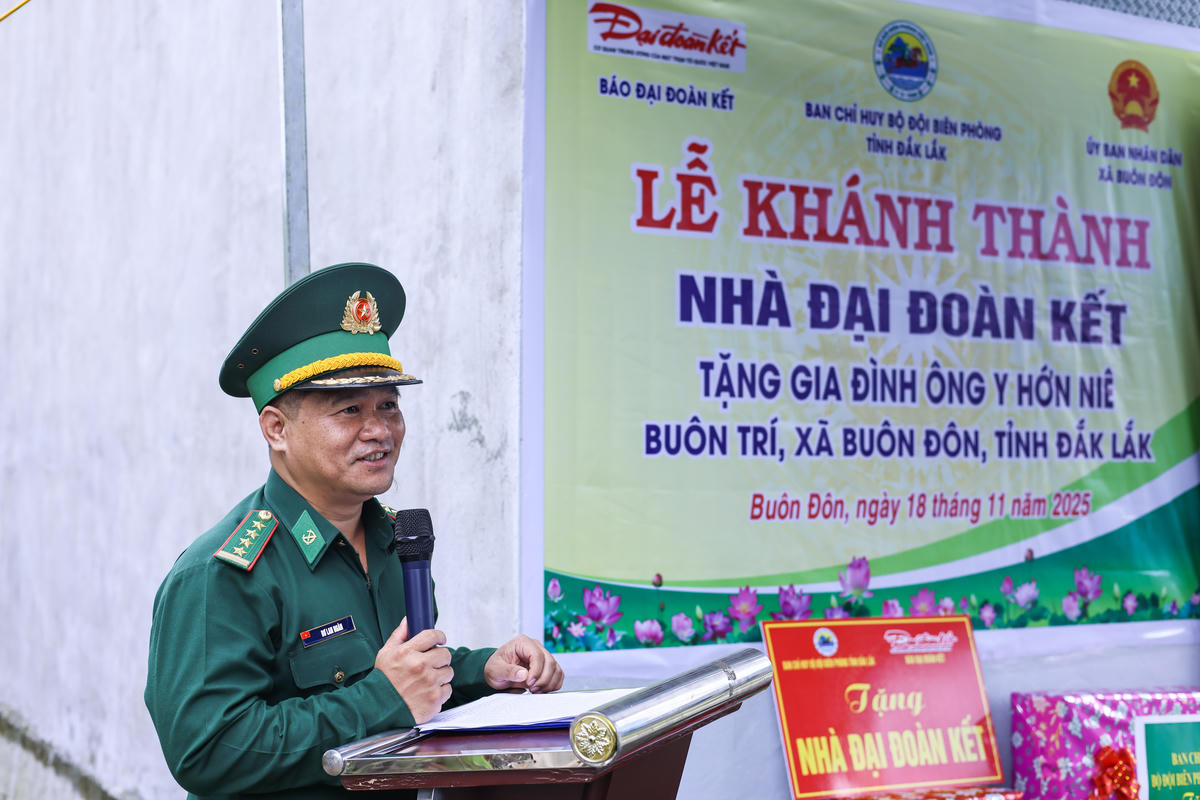 Đại tá Rơ Lan Ngân, Phó Chính ủy Bộ Chỉ huy Bộ đội Biên phòng tỉnh Đắk Lắk phát biểu. Ảnh: Quang Vinh.