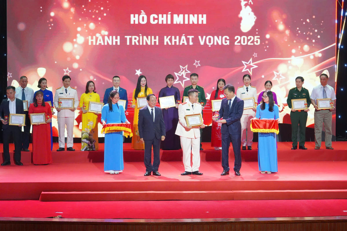 Bí thư Trung ương Đảng, Trưởng Ban Tuyên giáo và Dân vận Trung ương Trịnh Văn Quyết; Bí thư Tỉnh ủy Hưng Yên Nguyễn Hữu Nghĩa trao thưởng, tôn vinh các cá nhân điển hình trong học tập và làm theo Bác. Ảnh: Duy Hưng. 