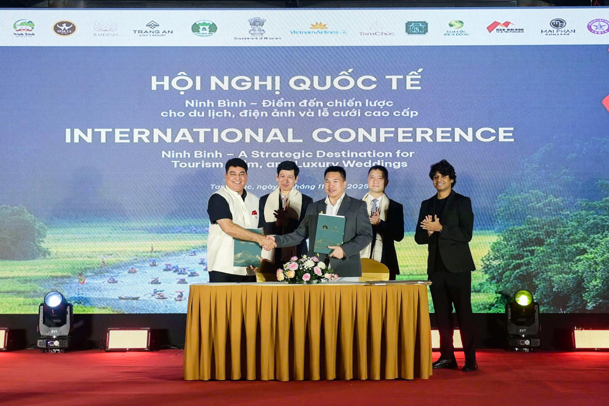 Đại diện Sở Du lịch tỉnh Ninh Bình ký kết chương trình phối hợp với đối tác Ấn Độ. Ảnh: Đình Minh