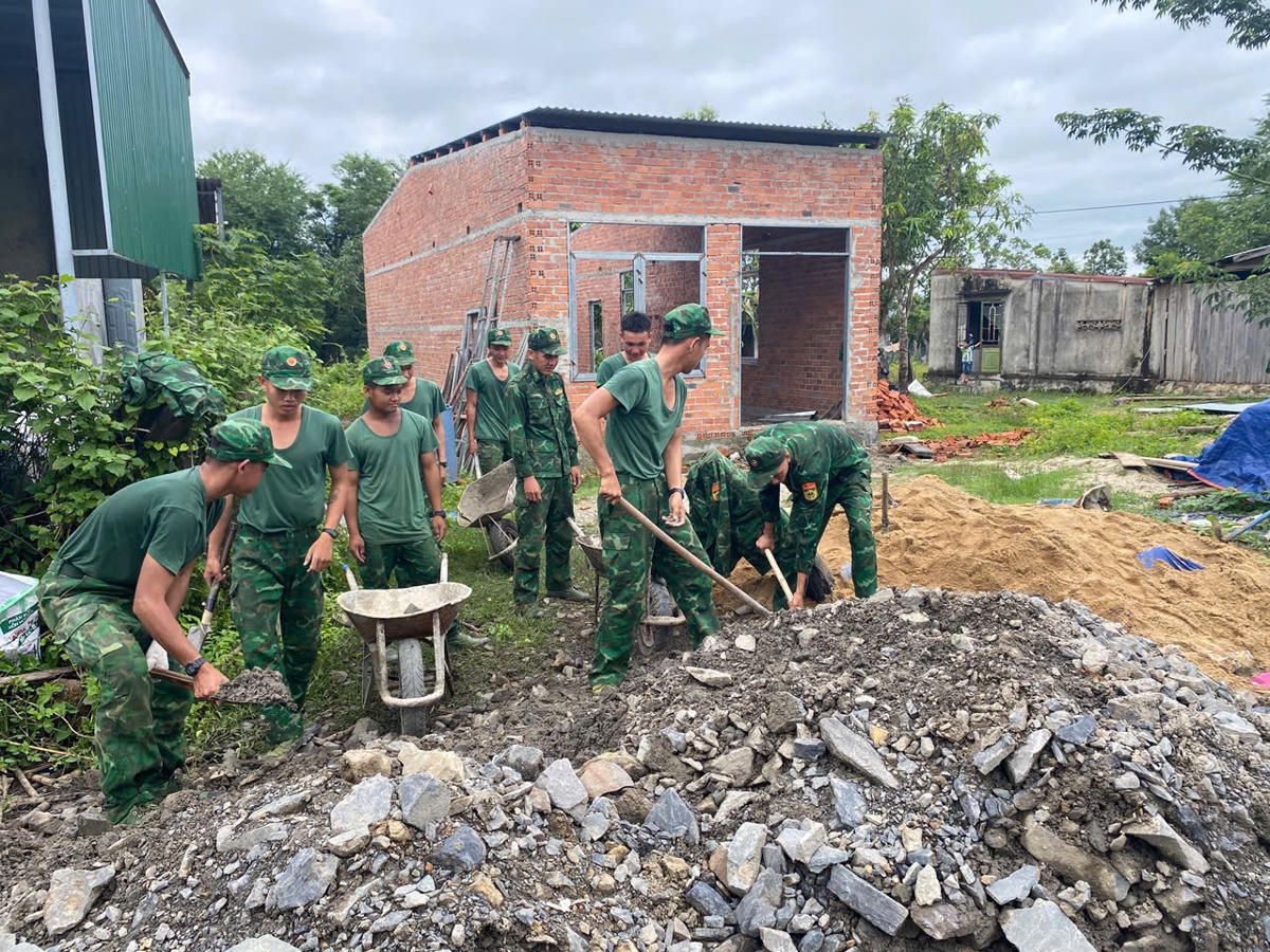 Bộ đội Biên phòng Đắk Lắk hỗ trợ hàng chục ngày công lao động. Ảnh: Quang Vinh.