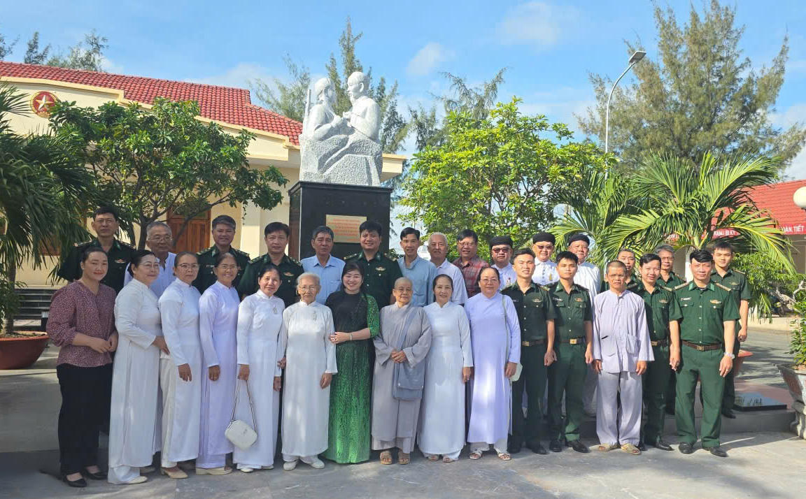 Cán bộ, chiến sĩ Đồn Biên phòng Cần Thạnh cùng với lãnh đạo địa phương, cấp ủy, chính quyền, MTTQ và chức sắc tôn giáo chụp hình lưu niệm tại buổi họp mặt. Ảnh: Lương Kiểm.