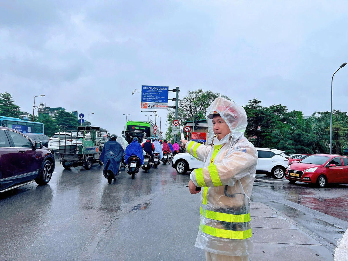 CSGT Hà Nội xử lý hàng loạt xe buýt đi sai lộ trình gây ùn tắc.