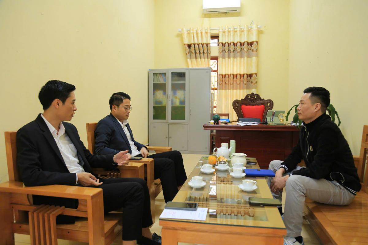 Ông Nguyễn Ngọc Linh, Phó Chủ tịch Ủy ban MTTQ Việt Nam tỉnh Lào Cai trao đổi với phóng viên Báo Đại đoàn kết. Ảnh: Thành Đạt.