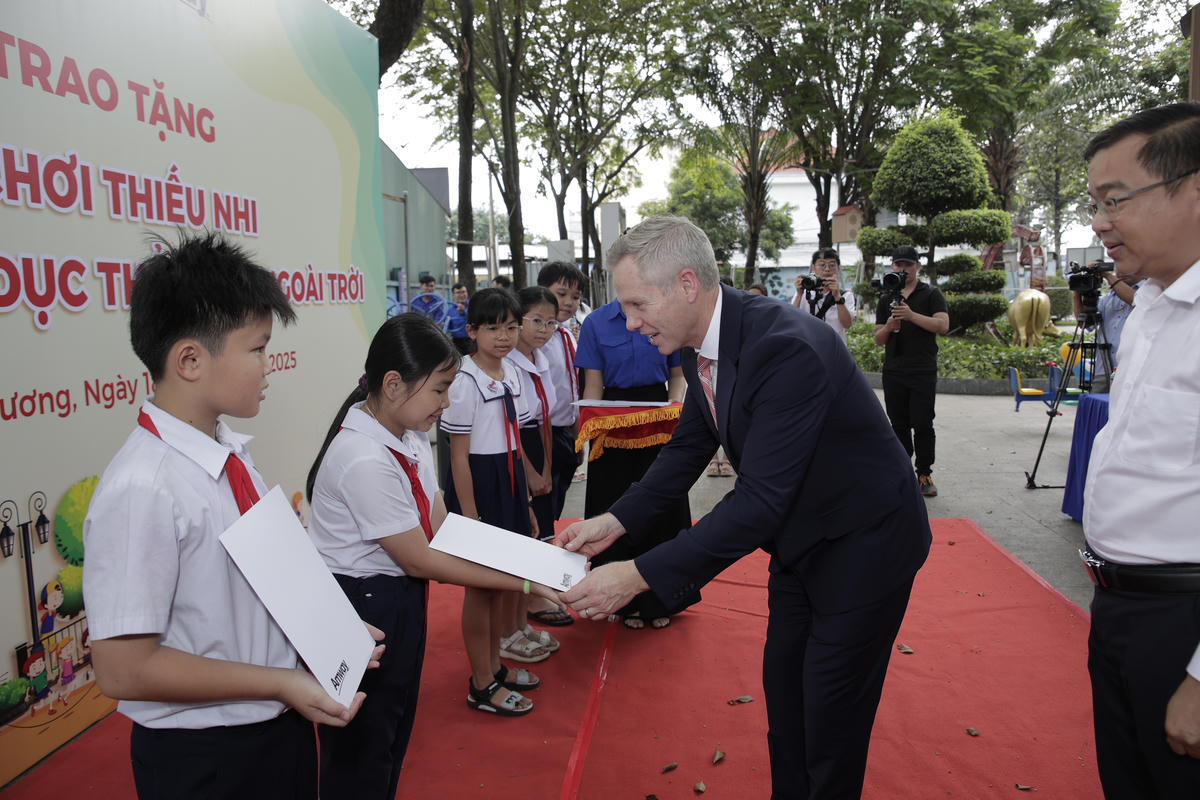 Tặng quà cho các học sinh.
