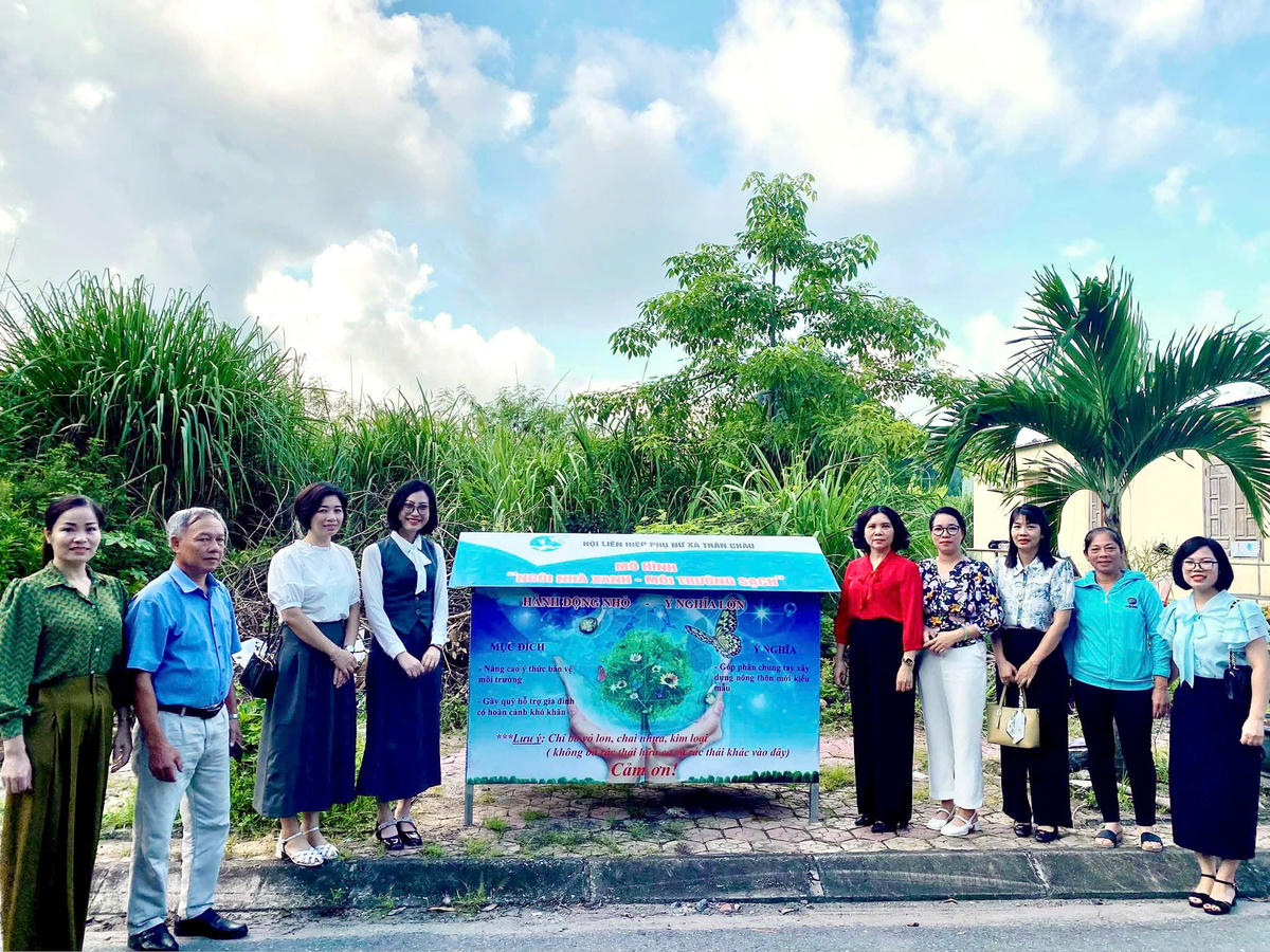 Mô hình "Ngôi nhà xanh - Môi trường xanh" do chị Liên (thứ 4, trái sang) và các hội viên phát động, triển khai. Ảnh: NVCC.&nbsp;