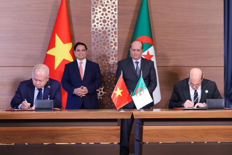 Thủ tướng Phạm Minh Chính và Thủ tướng Sifi Ghrieb chứng kiến lễ ký Phụ lục của Nghị định thư về việc xử lý nợ tổng thể giữa Chính phủ hai nước - Ảnh: VGP/Nhật Bắc.