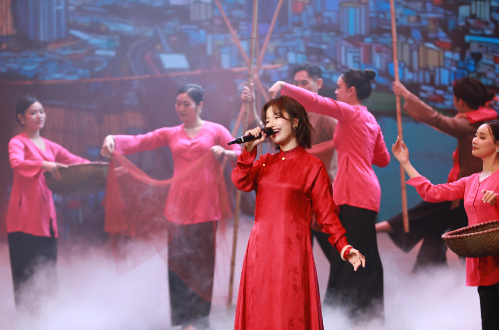 Ca sĩ Lâm Bảo Ngọc và nhóm múa.