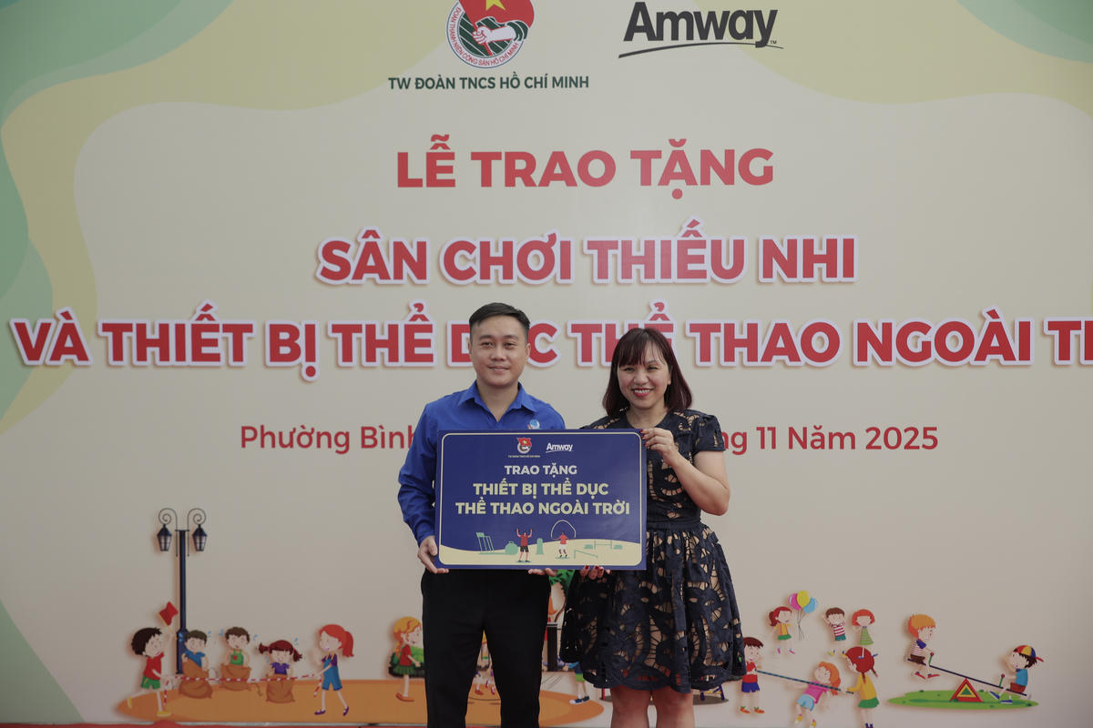Trao tặng thiết bị thể dục thể thao ngoài trời.