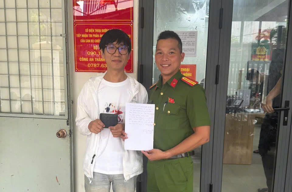 Du khách Hàn Quốc nhận lại áo, ví da. Ảnh: Nguyễn Tú.