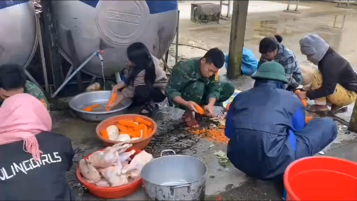 Cán bộ, chiến sĩ của Đồn Biên phòng Ga Ry chuẩn bị suất cơm miễn phí cho người dân di dời sạt lở. Ảnh: CV.