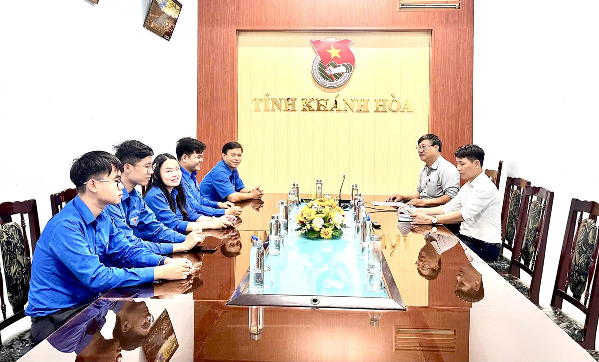 Ban tổ chức thực hiện Chương trình “Vinh danh Người truyền lửa” tại Nam Trung Bộ đã làm việc với Phó Chủ tịch Ủy ban MTTQ Việt Nam, Bí thư Tỉnh đoàn Khánh Hòa (ảnh Thùy Trang).