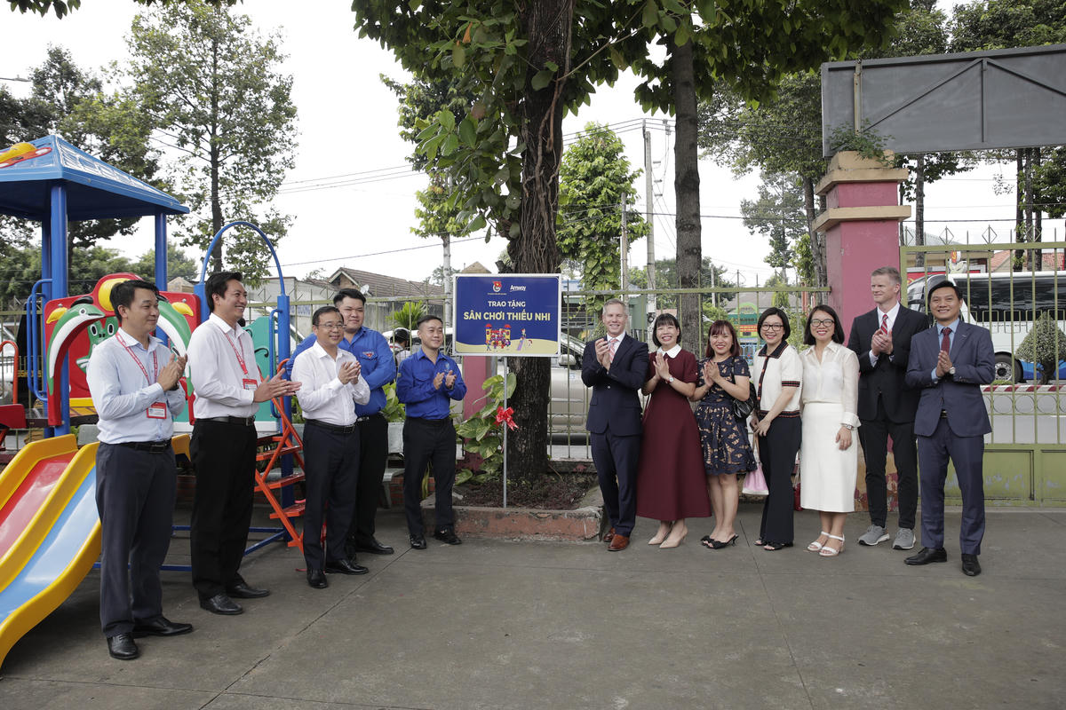 Trao tặng sân chơi thiếu nhi.