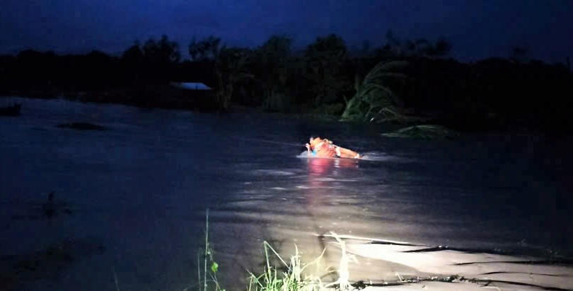 Lực lượng chức năng giải cứu đưa 2 người dân mắc kẹt đến nơi an toàn. Ảnh: CV.