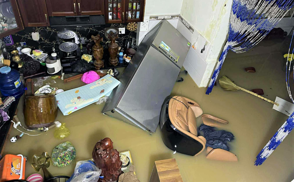 Một số đồ đạc bên trong nhà dân phường Quy Nhơn bị ngập nước hư hỏng. Ảnh: CV.