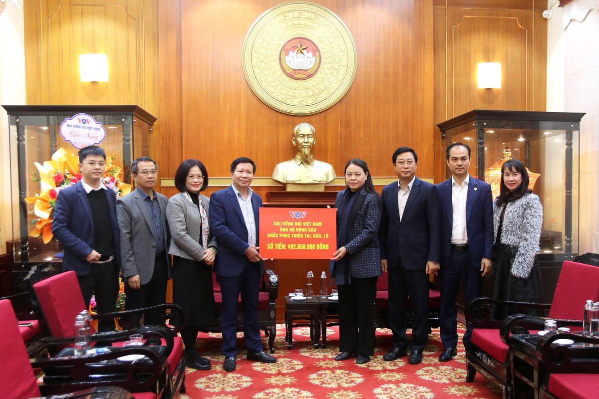 Phó Chủ tịch - Tổng Thư ký Nguyễn Thị Thu Hà tiếp nhận ủng hộ từ Đài Tiếng nói Việt Nam. Ảnh: Tiến Đạt.