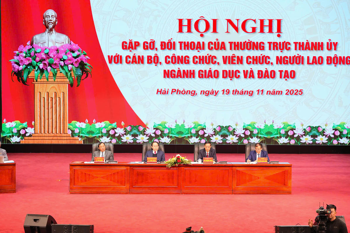 Thường trực Thành ủy Hải Phòng điều hành hội nghị. Ảnh: ĐT