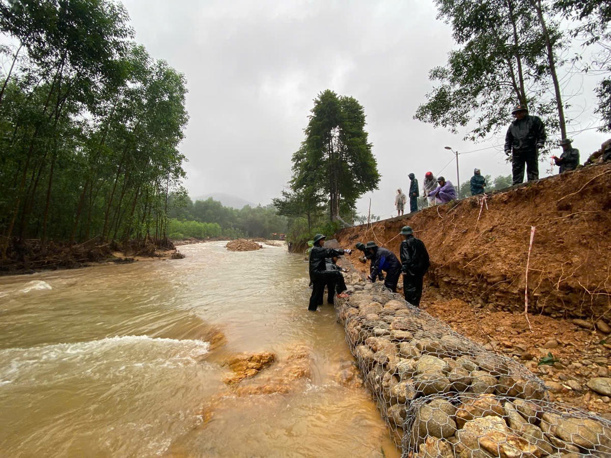 Cán bộ, chiến sĩ thuộc Bộ Chỉ huy Quân sự thành phố Huế khẩn trương khắc phục hơn 100m bờ kè bị sạt lở do mưa lũ. Ảnh: Q.Đ.
