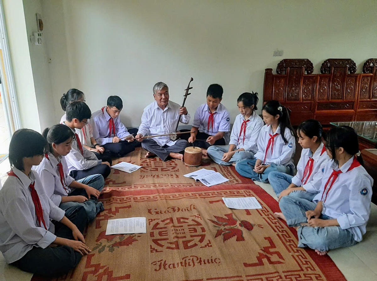 Gần nửa thế kỷ gắn bó cùng chèo, ông Giới đã đào tạo được nhiều thế hệ học trò xuất sắc. Ảnh: N.G