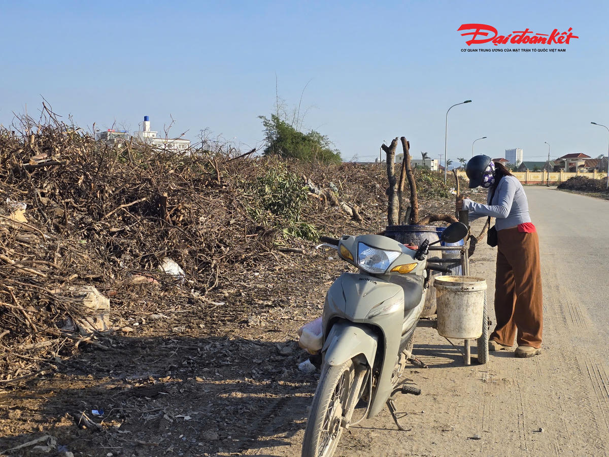 Bà Phan Thị Liên (55 tuổi) cư dân phường Vinh Hưng cho hay: “Ngày nào tôi đi qua tuyến đường này, tuy nhiên gần 2 tháng nay do lượng rác khổng lồ 2 bên đường chưa được giải phóng nên mùi hôi do rác rất khó chịu. Thậm chí rác tràn xuống làn đường, gây cản trở giao thông. Mong chính quyền sớm xử lý, trả lại hiện trạng ban đầu”. Ảnh: ĐB