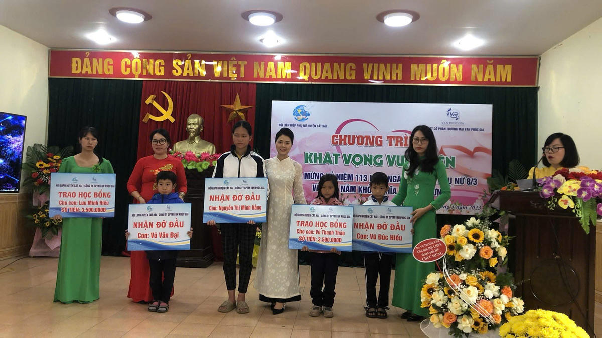 Các em nhỏ được trao học bổng từ chương trình "Mẹ đỡ đầu". Ảnh: NVCC.&nbsp;