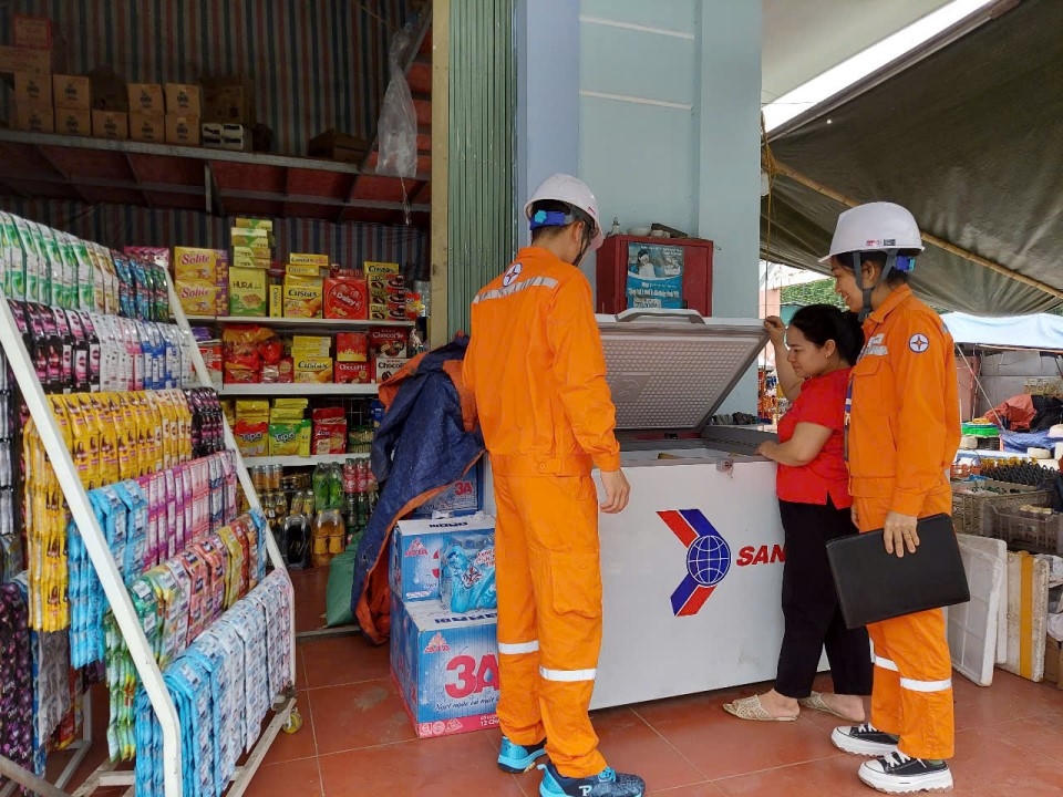 Cán bộ công nhân viên Đội quản lý Điện lực khu vực thuộc PC Lai Châu tuyên truyền, hướng dẫn khách hàng sử dụng điện an toàn, tiết kiệm