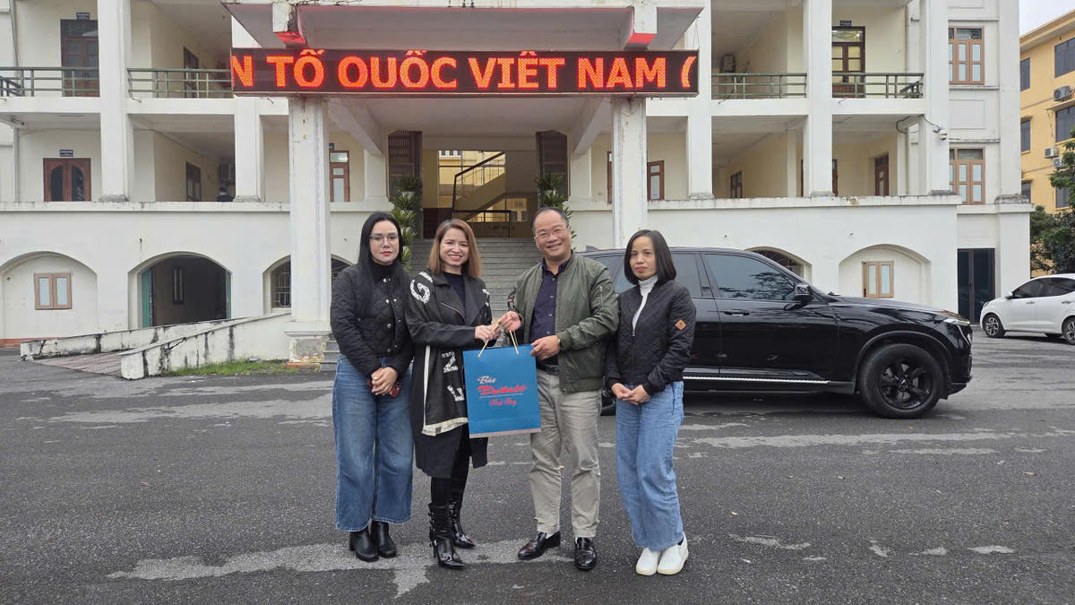 TS Nguyễn Đăng Khang, Phó Tổng Biên tập Báo Đại đoàn kết&nbsp;tặng quà chị&nbsp;Nguyễn Thanh Thúy, Giám đốc điều hành Công ty CP Giáo dục và Công nghệ Bright Future -&nbsp;một trong 3 cá nhân ở tỉnh Hưng Yên đã được Hội đồng thẩm định Chương trình “Vinh danh người truyền lửa” đưa vào danh sách 150 người được đề cử bình chọn của Chương trình. Ảnh: Duy Hưng.