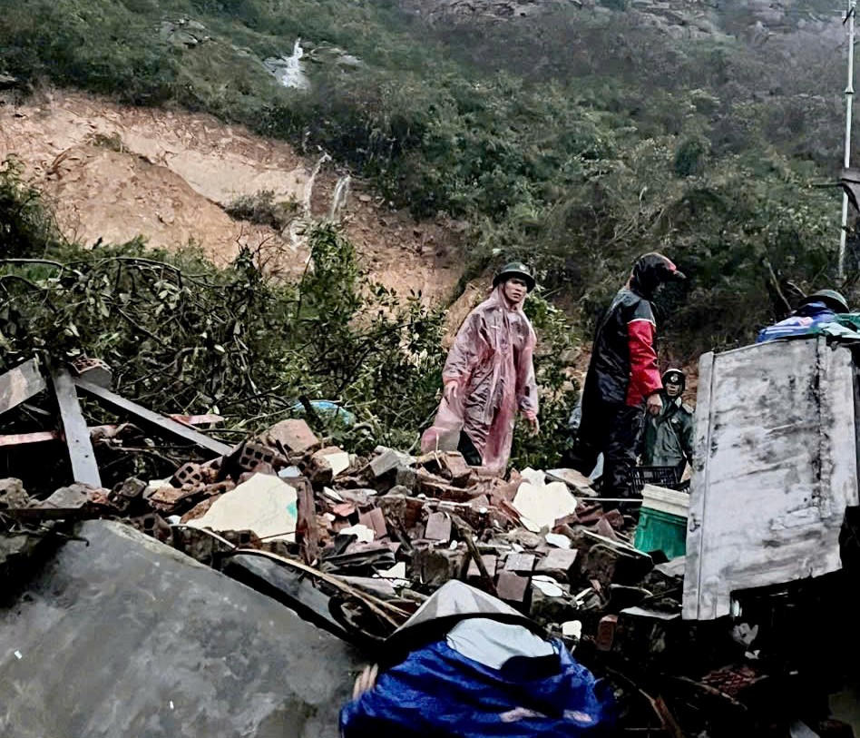 Khu vực xảy ra sạt lở làm sập nhà khiến cụ bà bà Đ.T.C. tử vong. Ảnh: Đình Sang.