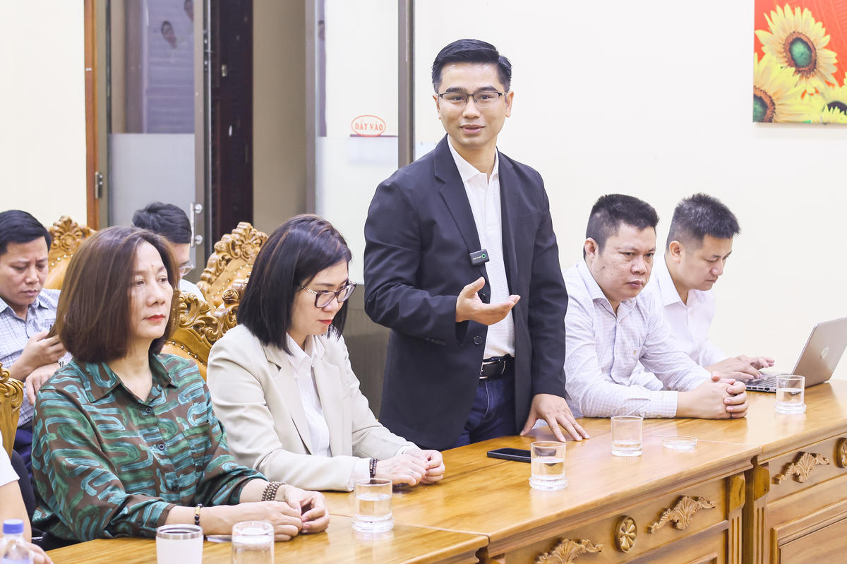 Đại diện Báo Đại đoàn kết trao đổi tại buổi làm việc. Ảnh: Quang Vinh.