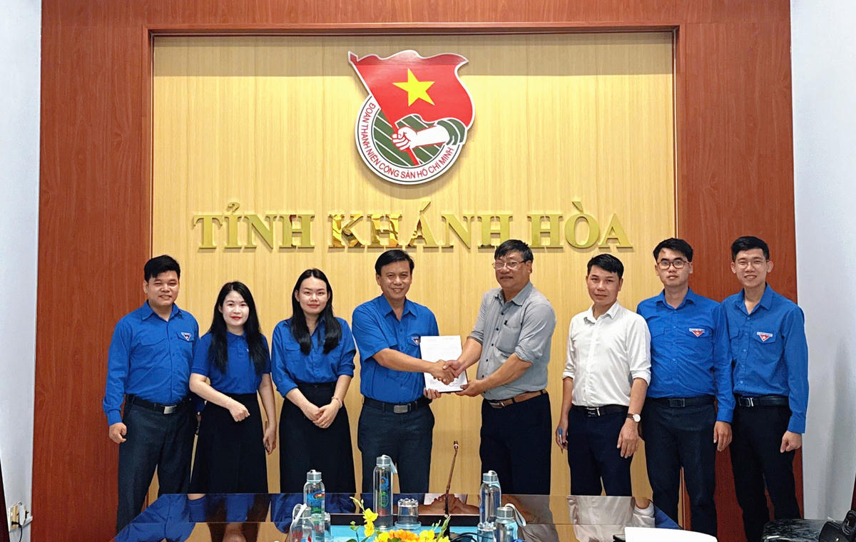 Ban tổ chức trao một số tài liệu và việc xét bình chọn người tiêu biểu trên địa bàn tỉnh Khánh Hòa về việc Vinh danh Người truyền lửa.