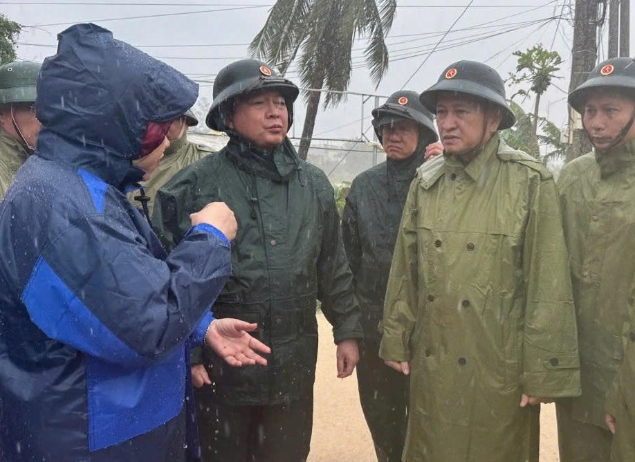 Phó Thủ tướng Chính phủ Hồ Quốc Dũng cùng đoàn công tác kiểm tra tại một số khu vực mưa lũ và làm việc với lãnh đạo tỉnh Đắk Lắk. (ảnh CTV)

