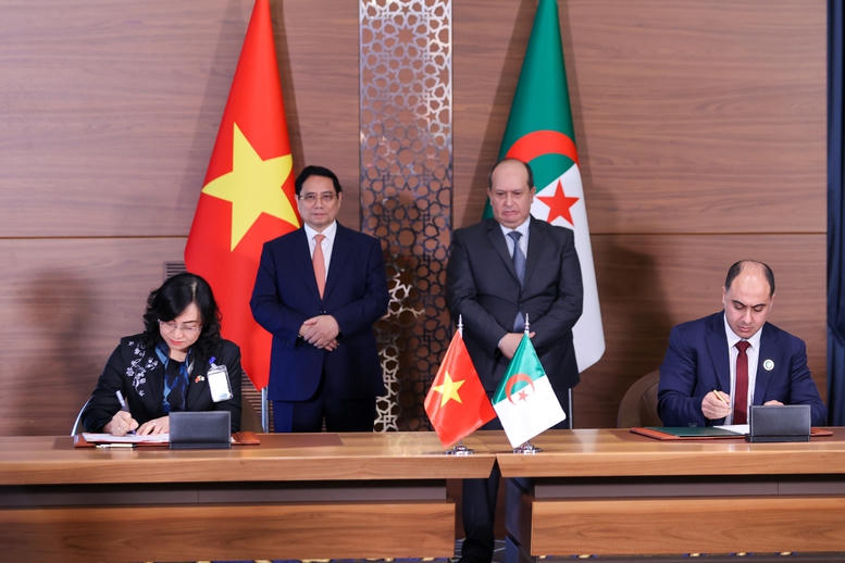 Thủ tướng Phạm Minh Chính và Thủ tướng Sifi Ghrieb chứng kiến lễ ký Ý định thư giữa Bộ Công Thương Việt Nam và Bộ Ngoại thương và Xúc tiến xuất khẩu Algeria về phối hợp nghiên cứu đánh giá, thúc đẩy khởi xướng đàm phán hiệp định thương mại nữa hai nước - Ảnh: VGP/Nhật Bắc