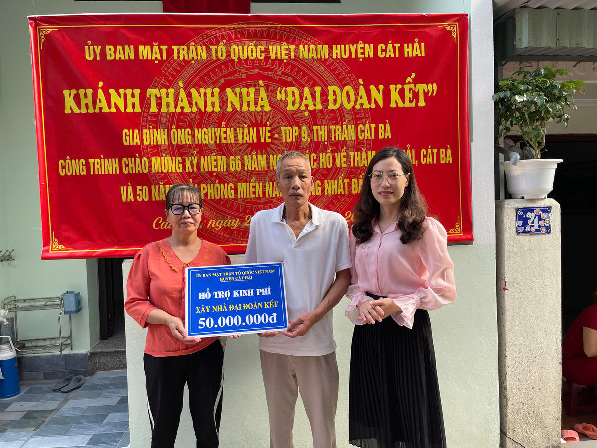 Chị Liên chia vui với gia đình ông Nguyễn Văn Vẻ trong ngày khánh thành nhà Đại đoàn kết. Ảnh: NVCC.&nbsp;