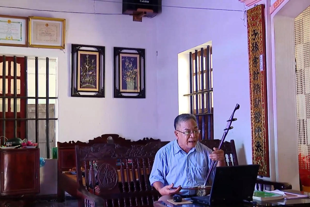 Không chỉ sáng tác, ông Giới còn có thể dàn dựng, biểu diễn trực tiếp. Ảnh: N.G