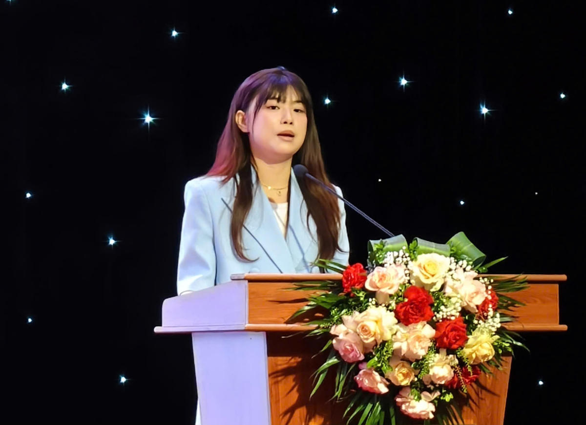 Đại diện Sở Du lịch TP Hồ Chí Minh trình bày tham luận tại hội nghị. Ảnh: Đình Minh 