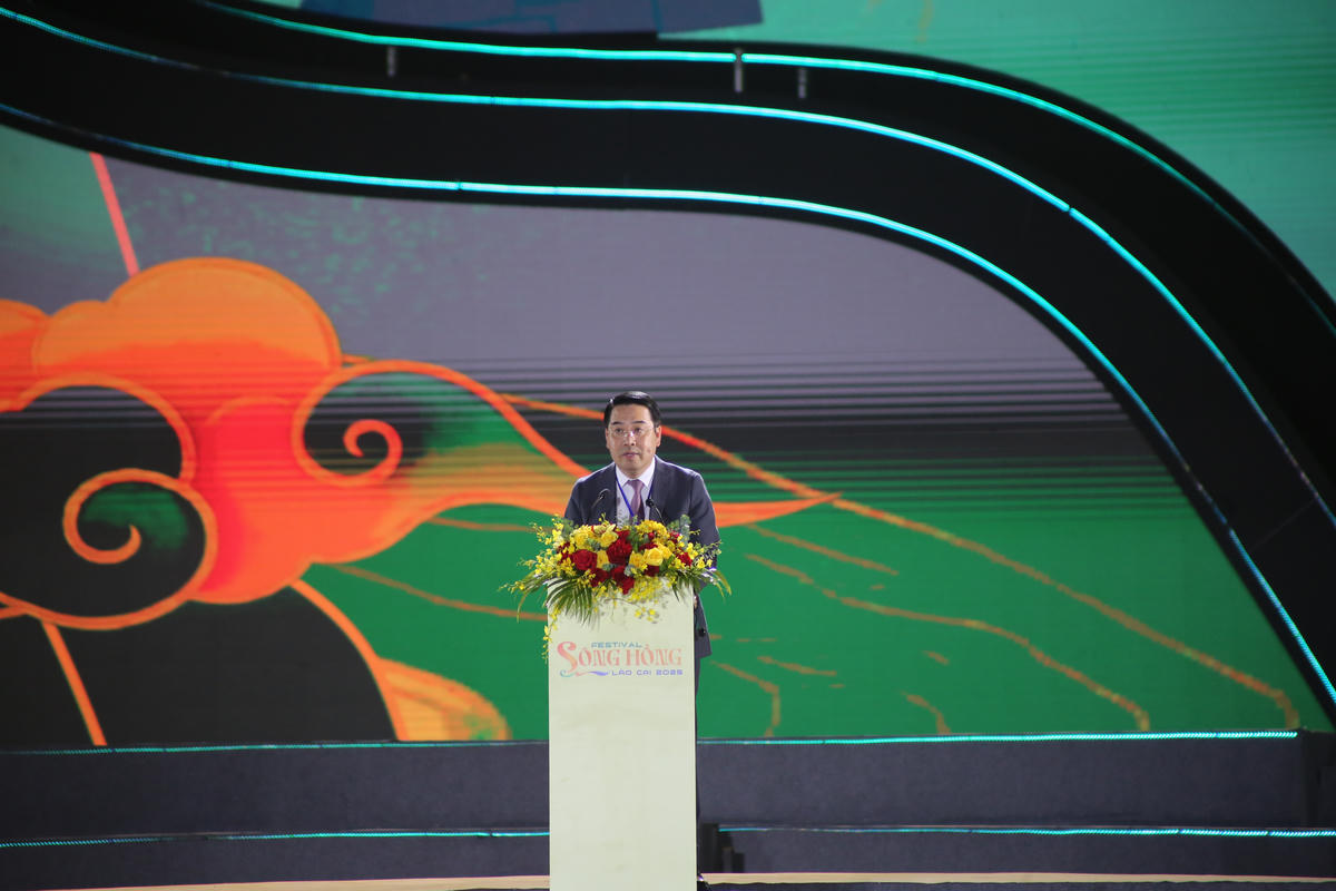 Ông Nguyễn Tuấn Anh, Chủ tịch UBND tỉnh Lào Cai phát biểu tại Lễ khai mạc. Ảnh: Ngô Hùng.