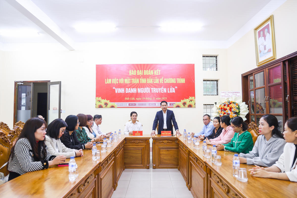 Báo Đại Đoàn kết và MTTQ Việt Nam tỉnh Đắk Lắk làm việc về Chương trình "Vinh danh Người truyền lửa". Ảnh: Quang Vinh.