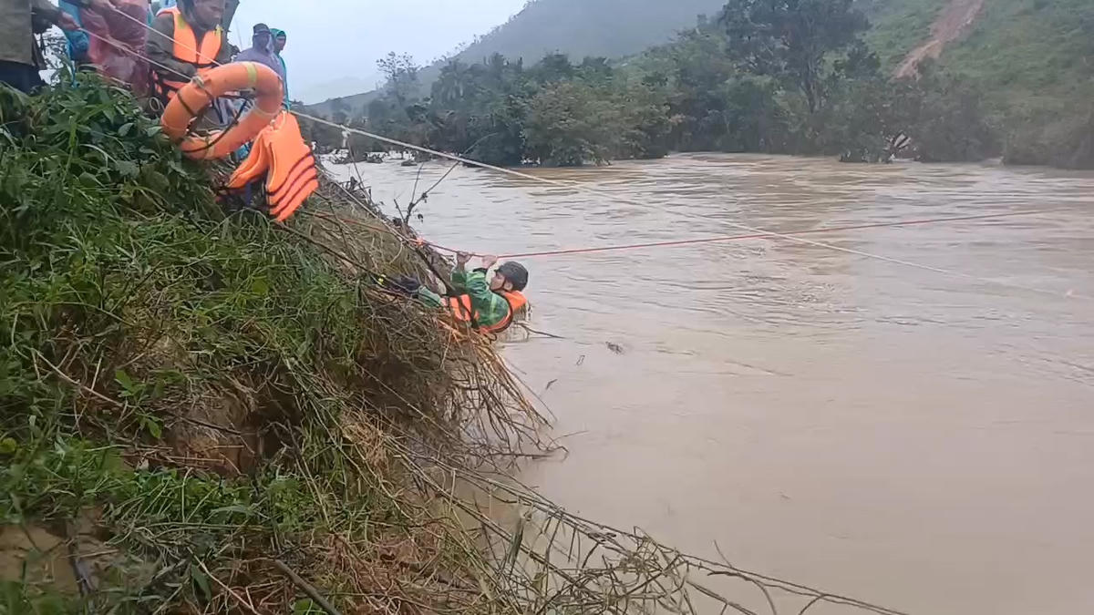 Lực lượng chức năng vượt sông Ba giải cứu 31 người bị cô lập. Ảnh: CV.