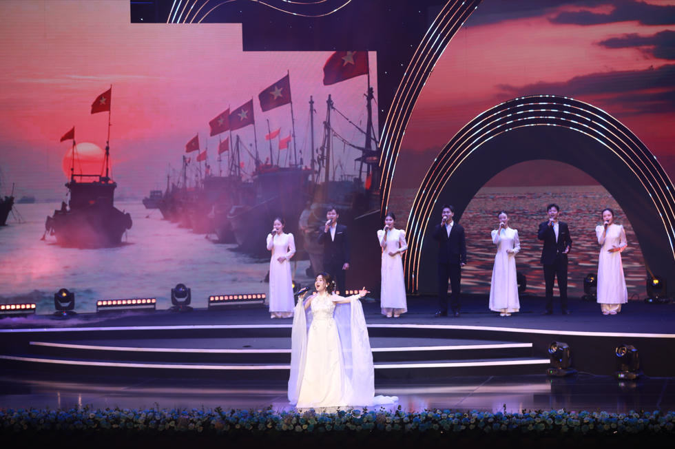 Hương Ly &amp; Hợp xướng Ngân Hà Sao Khuê