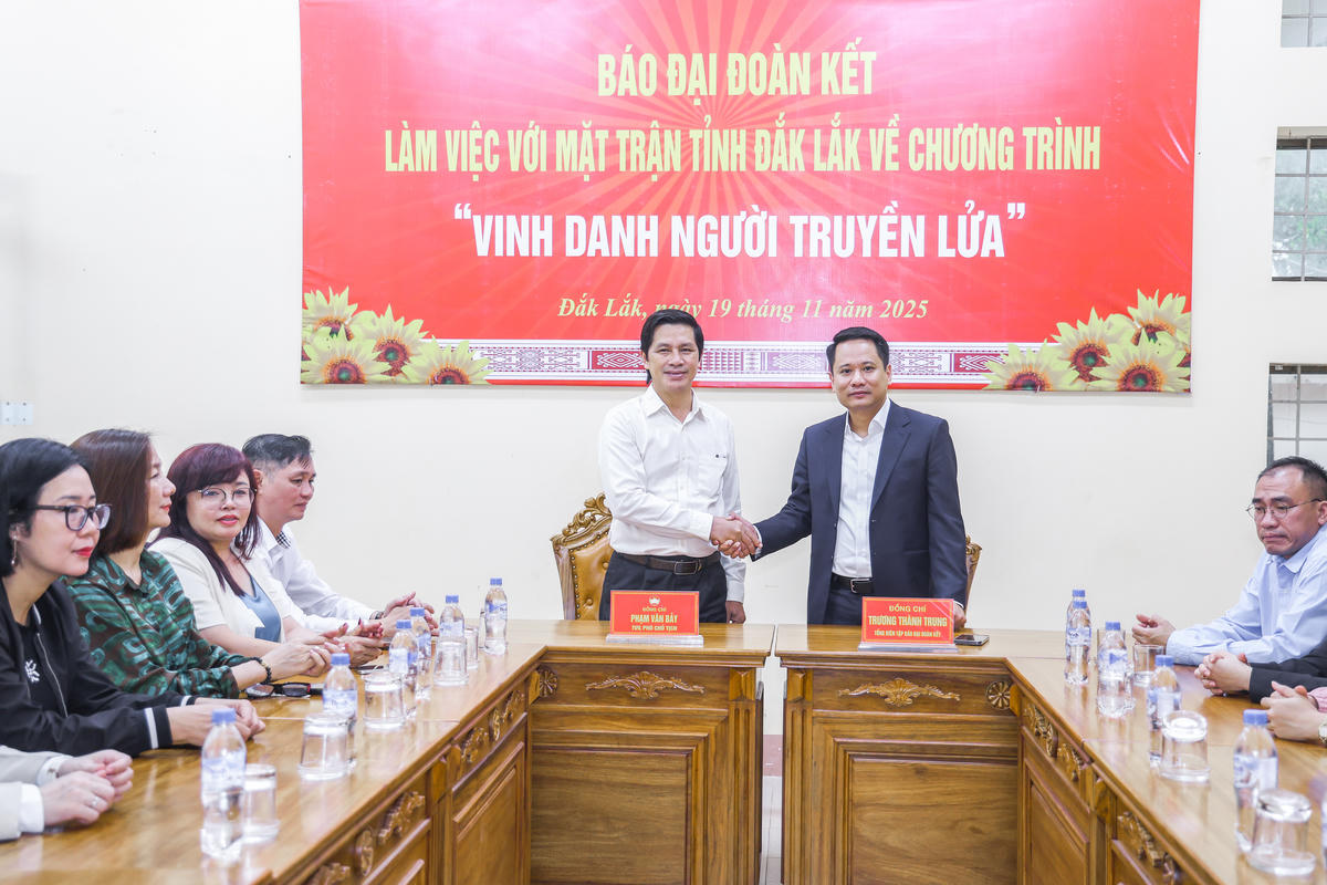 Lãnh đạo Báo Đại đoàn kết và Ủy ban MTTQ Việt Nam tỉnh Đắk Lắk mong muốn có sự phối hợp, hỗ trợ và gắn bó chặt chẽ hơn trong thời gian tới. Ảnh: Quang Vinh.
