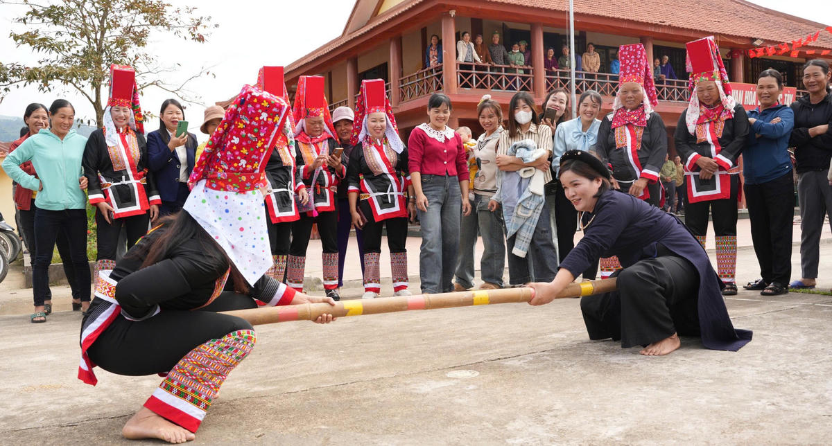 Nhân dân thôn Đồng Đình tham gia các trò chơi dân gian tại Ngày hội Đại đoàn kết toàn dân tộc năm 2025. Ảnh: Ngọc Anh