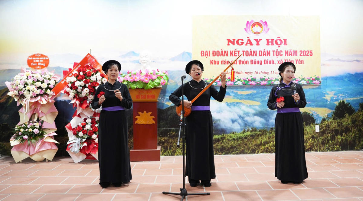 Câu lạc bộ hát Then – đàn Tính xã Tiên Yên tham gia biểu diễn tại Ngày hội Đại đoàn kết toàn dân tộc năm 2025. Ảnh: Ngọc Anh