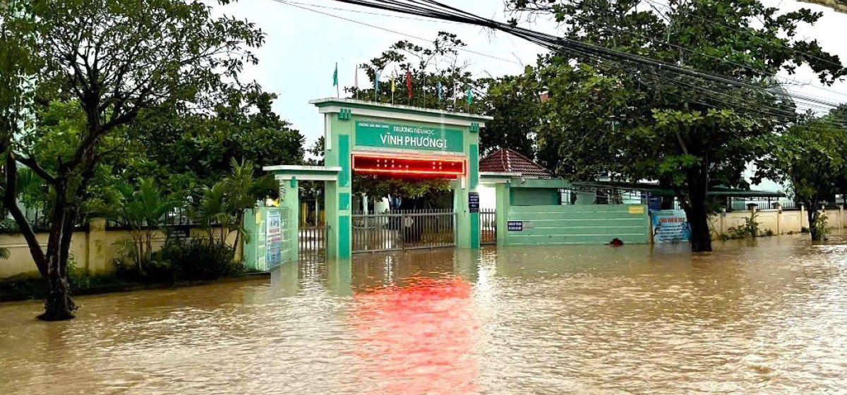Trường Tiểu học Vĩnh Phương 1 (phường Bắc Nha Trang) Khánh Hòa vào sáng 19/11 vẫn còn ngập cao. (ảnh H.N)