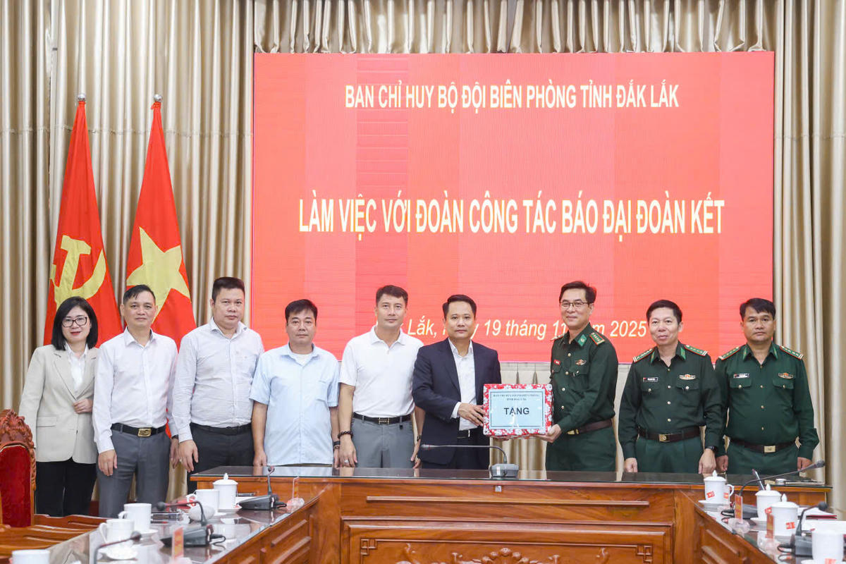 Lãnh đạo Ban Chỉ huy Bộ đội Biên phòng tỉnh Đắk Lắk tặng quà cho Báo Đại đoàn kết. ảnh: Quang Vinh.