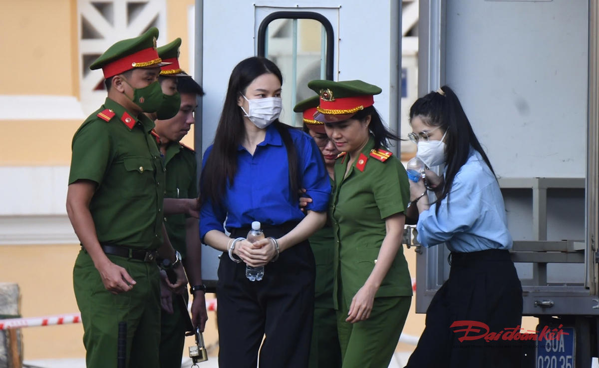 Bị cáo Nguyễn Thúc Thuỳ Tiên được dẫn giải đến toà. Ảnh: T.Huỳnh.