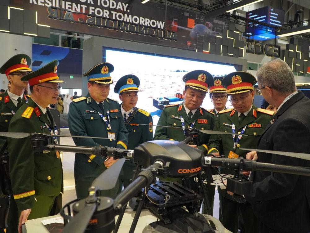 Thượng tướng Hoàng Xuân Chiến và đoàn tham quan các gian hàng, tiếp xúc với các doanh nghiệp quốc phòng tại triển lãm. Ảnh: Kiều Trinh
