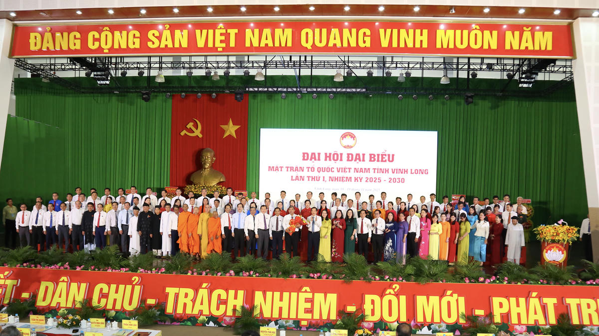 Ông Nguyễn Thái Học - Phó Bí thư Đảng ủy MTTQ, các đoàn thể Trung ương và Bí thư Tỉnh uỷ Vĩnh Long Trần Văn Lâu tặng hoa chúc mừng Ủy ban MTTQ Việt Nam tỉnh Vĩnh Long khóa I, nhiệm kỳ 2025 - 2030. (ảnh: Thanh Tiến)