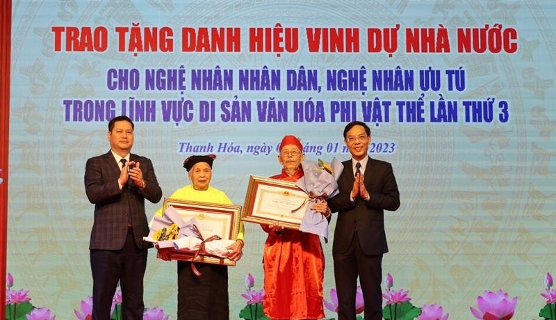 Năm 2022, bà Phạm Thị Tắng được Chủ tịch nước phong tặng danh hiệu Nghệ nhân Nhân dân. Ảnh: Quỳnh Trâm